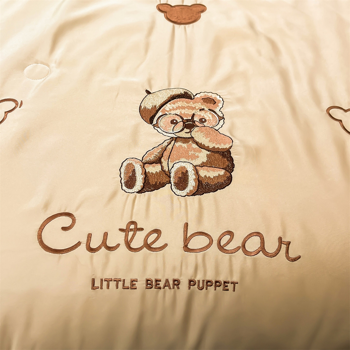 91家纺网 家纺一手货源 找家纺 梵蒂莎 2026新款满绣系列-水洗真丝空调被水洗冰丝夏被四件套夏凉被（需要买家秀，加微信） 可爱熊-香槟灰