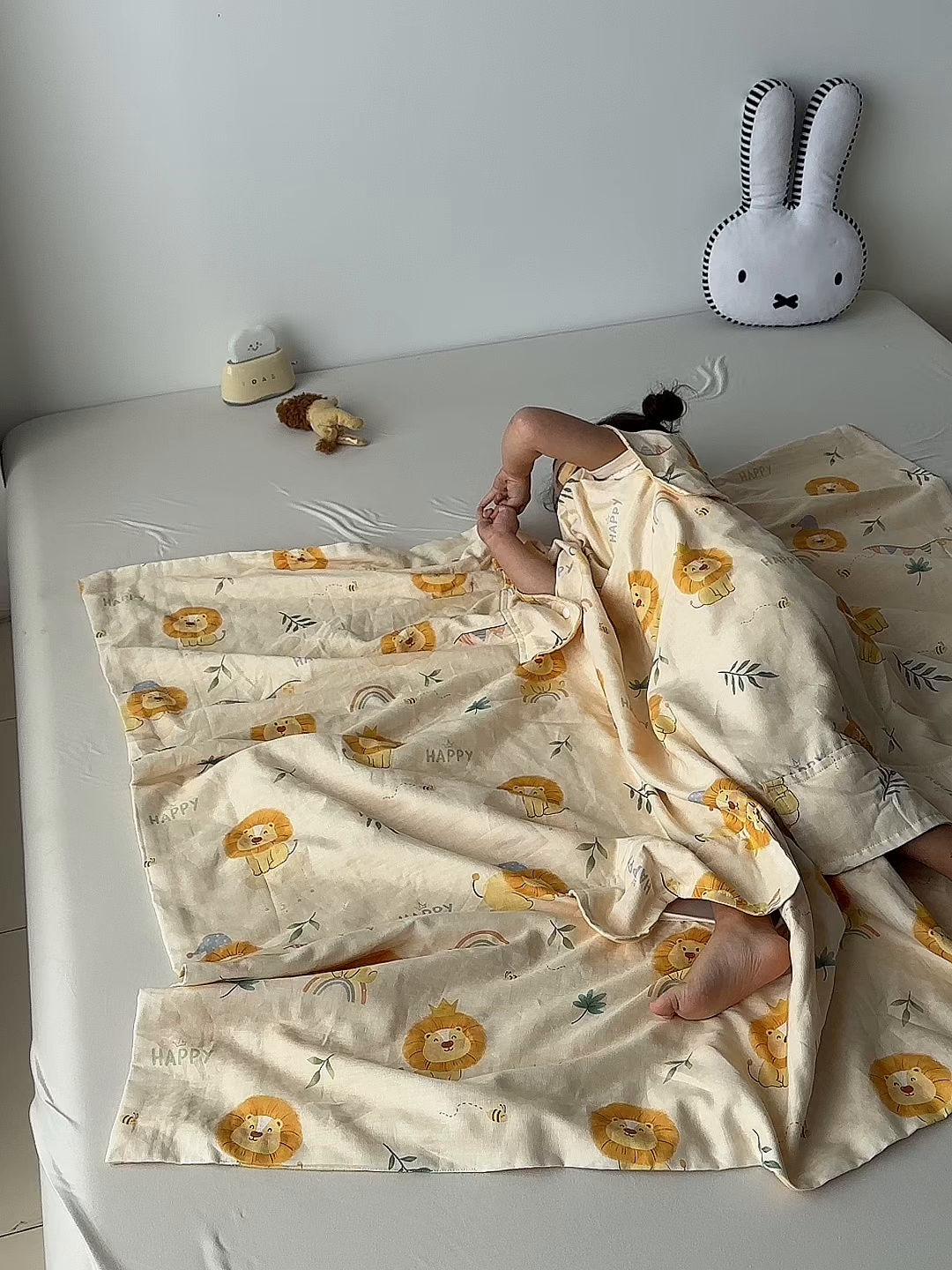 91家纺网 家纺一手货源 找家纺 荷马之梦 2026新款全棉纯棉纱布印花小版盖毯山茶蚕丝儿童拥抱防踢夏被-拥抱森林 萌狮派对