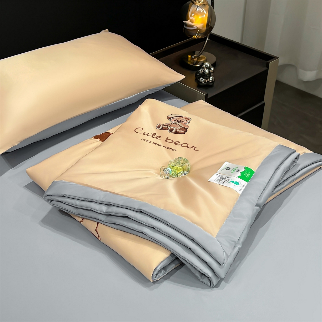 91家纺网 家纺一手货源 找家纺 梵蒂莎 2026新款满绣系列-水洗真丝空调被水洗冰丝夏被四件套夏凉被（需要买家秀，加微信） 可爱熊-香槟灰