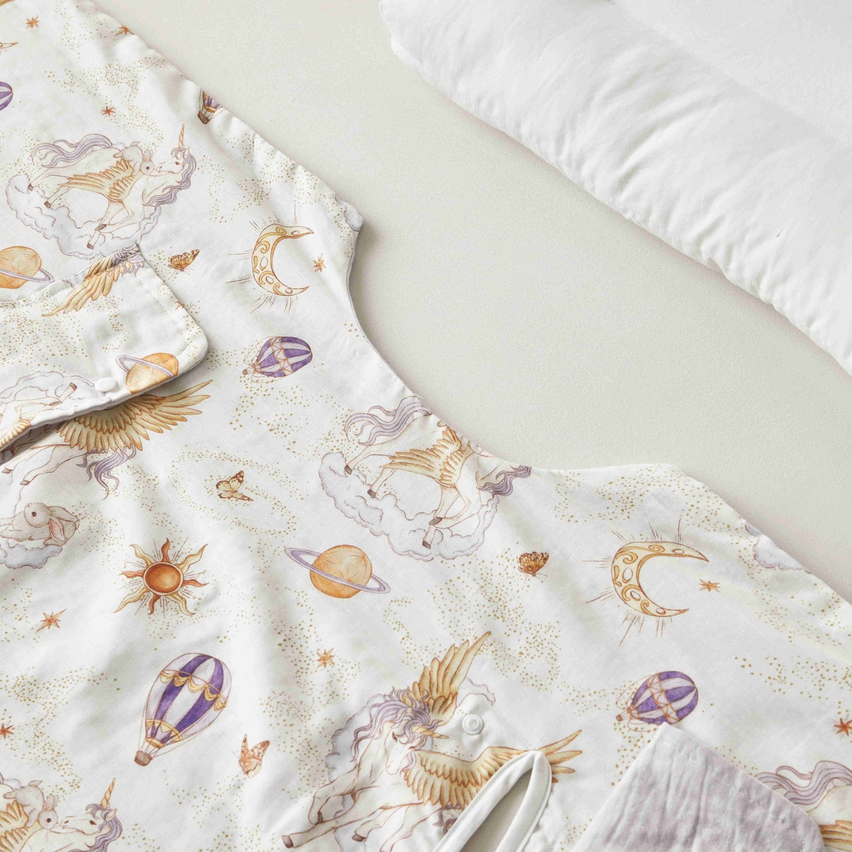 91家纺网 家纺一手货源 找家纺 荷马之梦 2026新款全棉纯棉纱布印花小版盖毯山茶蚕丝儿童拥抱防踢夏被-拥抱森林 天马逐风