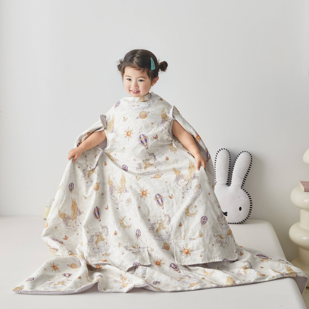 91家纺网 家纺一手货源 找家纺 荷马之梦 2026新款全棉纯棉纱布印花小版盖毯山茶蚕丝儿童拥抱防踢夏被-拥抱森林 天马逐风