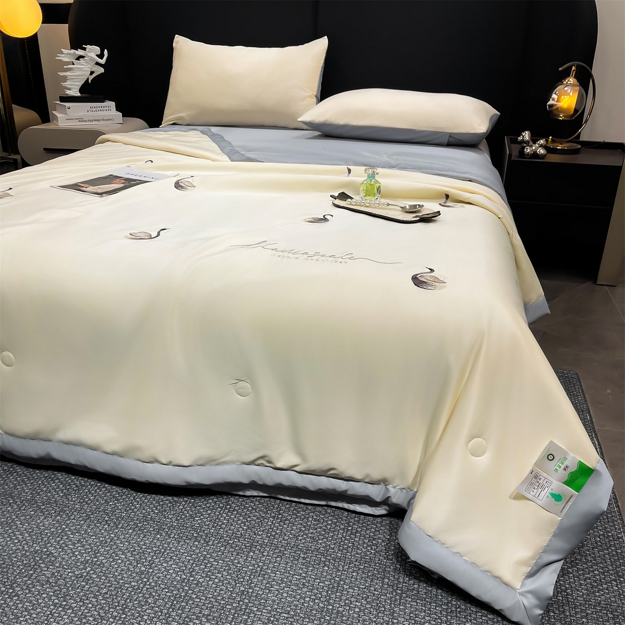 91家纺网 家纺一手货源 找家纺 梵蒂莎 2026新款满绣系列-水洗真丝空调被水洗冰丝夏被四件套夏凉被（需要买家秀，加微信） 天鹅-白灰