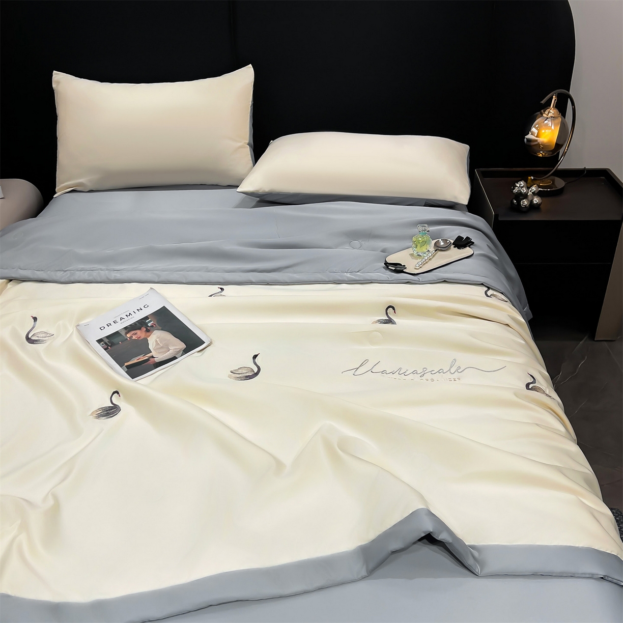 91家纺网 家纺一手货源 找家纺 梵蒂莎 2026新款满绣系列-水洗真丝空调被水洗冰丝夏被四件套夏凉被（需要买家秀，加微信） 天鹅-白灰