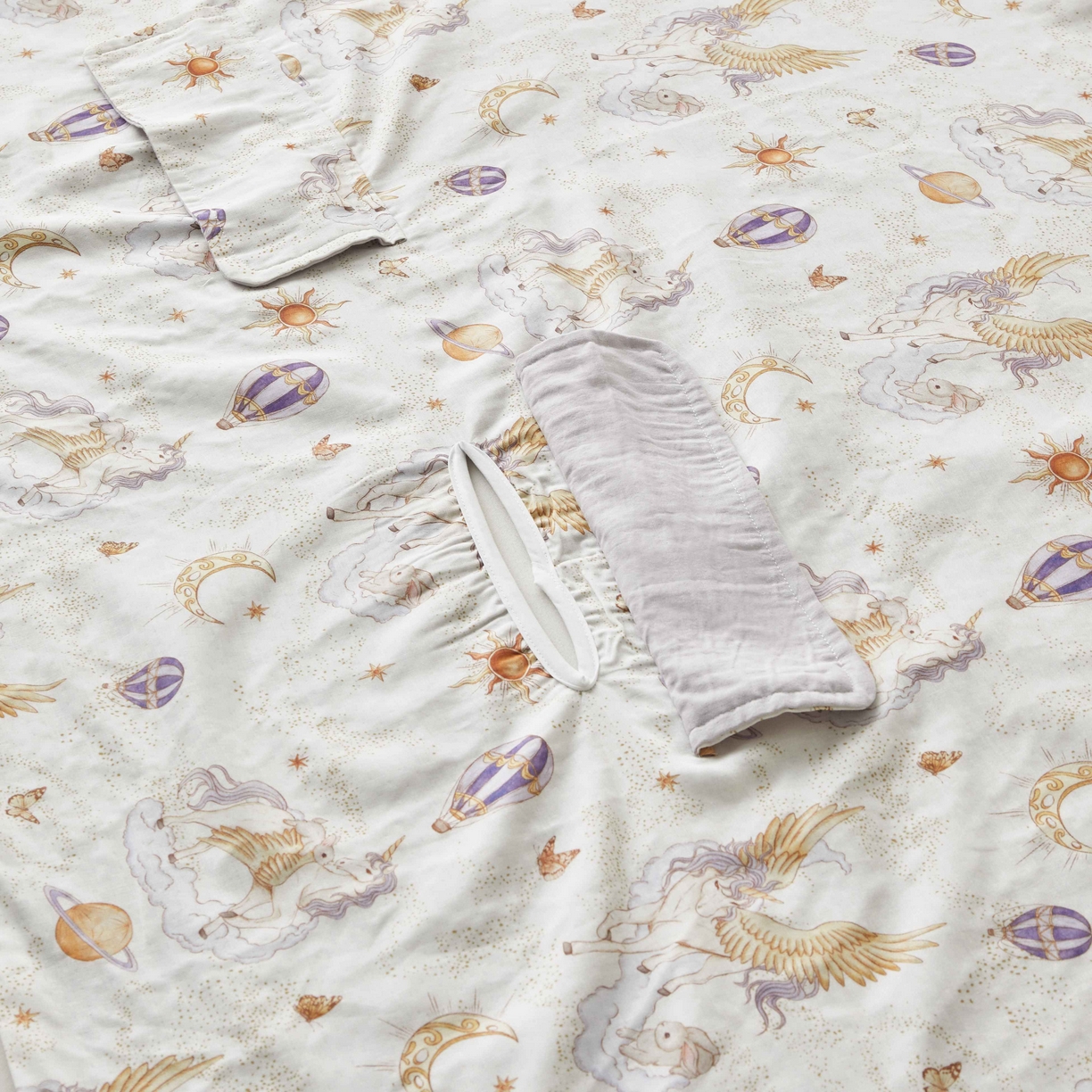 91家纺网 家纺一手货源 找家纺 荷马之梦 2026新款全棉纯棉纱布印花小版盖毯山茶蚕丝儿童拥抱防踢夏被-拥抱森林 天马逐风