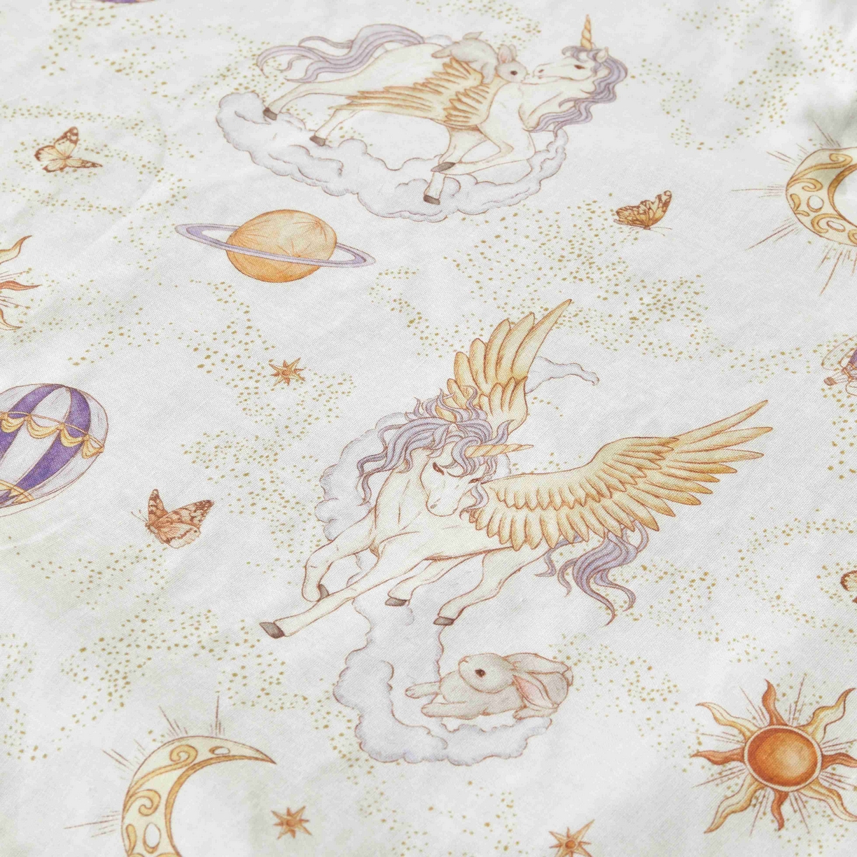 91家纺网 家纺一手货源 找家纺 荷马之梦 2026新款全棉纯棉纱布印花小版盖毯山茶蚕丝儿童拥抱防踢夏被-拥抱森林 天马逐风