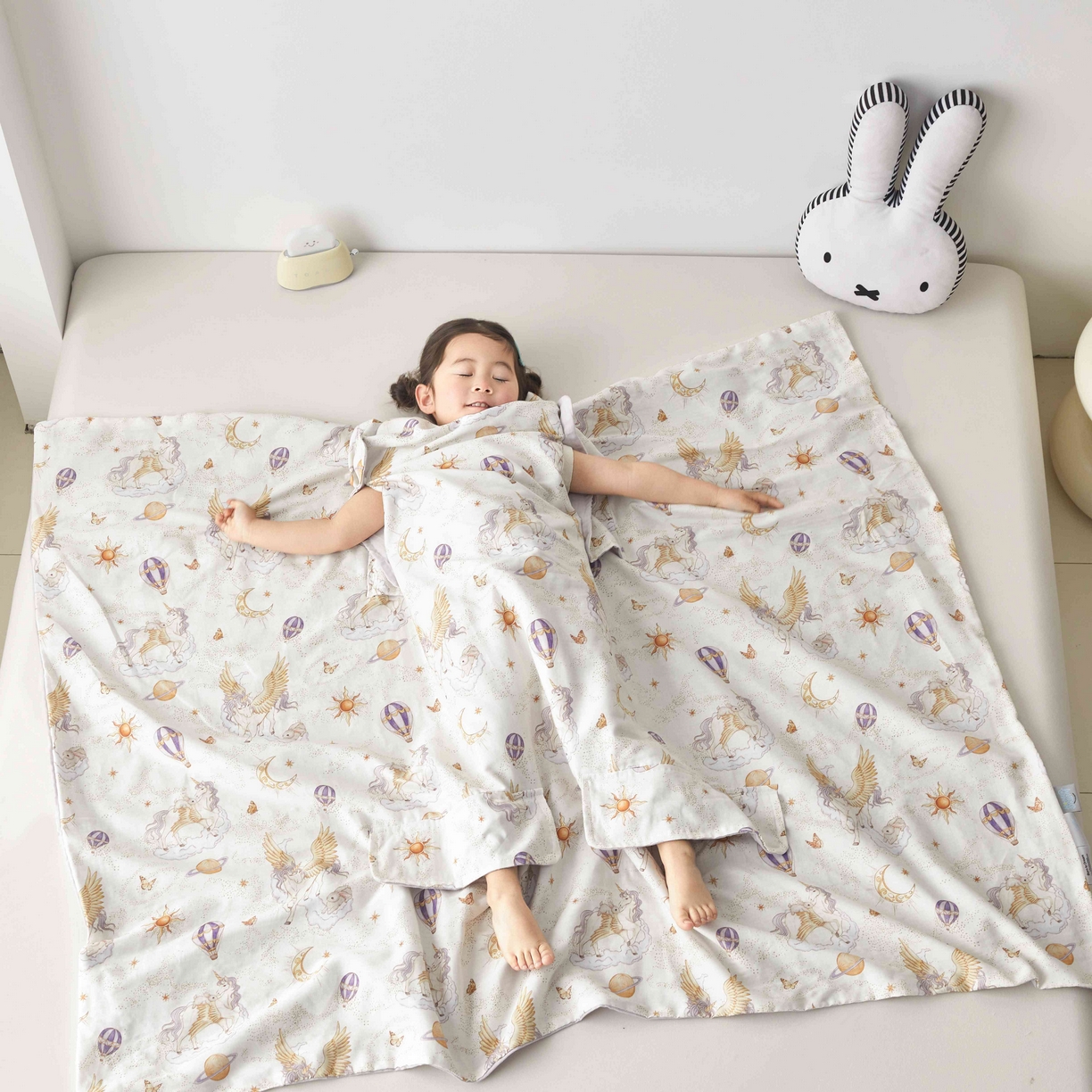 91家纺网 家纺一手货源 找家纺 荷马之梦 2026新款全棉纯棉纱布印花小版盖毯山茶蚕丝儿童拥抱防踢夏被-拥抱森林 天马逐风