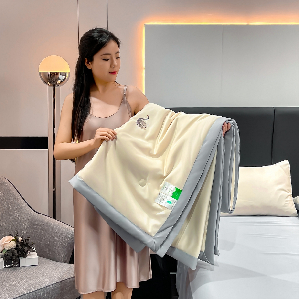 91家纺网 家纺一手货源 找家纺 梵蒂莎 2026新款满绣系列-水洗真丝空调被水洗冰丝夏被四件套夏凉被（需要买家秀，加微信） 天鹅-白灰