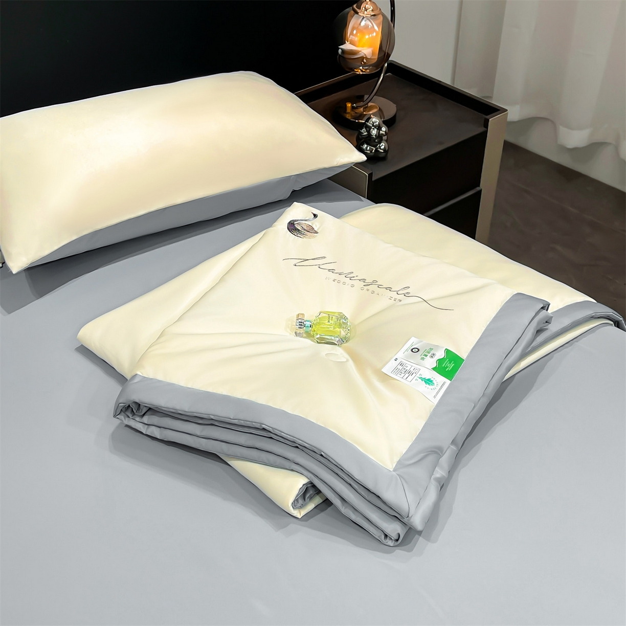 91家纺网 家纺一手货源 找家纺 梵蒂莎 2026新款满绣系列-水洗真丝空调被水洗冰丝夏被四件套夏凉被（需要买家秀，加微信） 天鹅-白灰