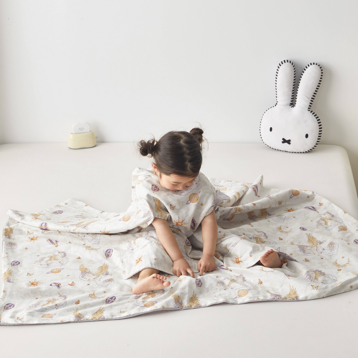 91家纺网 家纺一手货源 找家纺 荷马之梦 2026新款全棉纯棉纱布印花小版盖毯山茶蚕丝儿童拥抱防踢夏被-拥抱森林 天马逐风