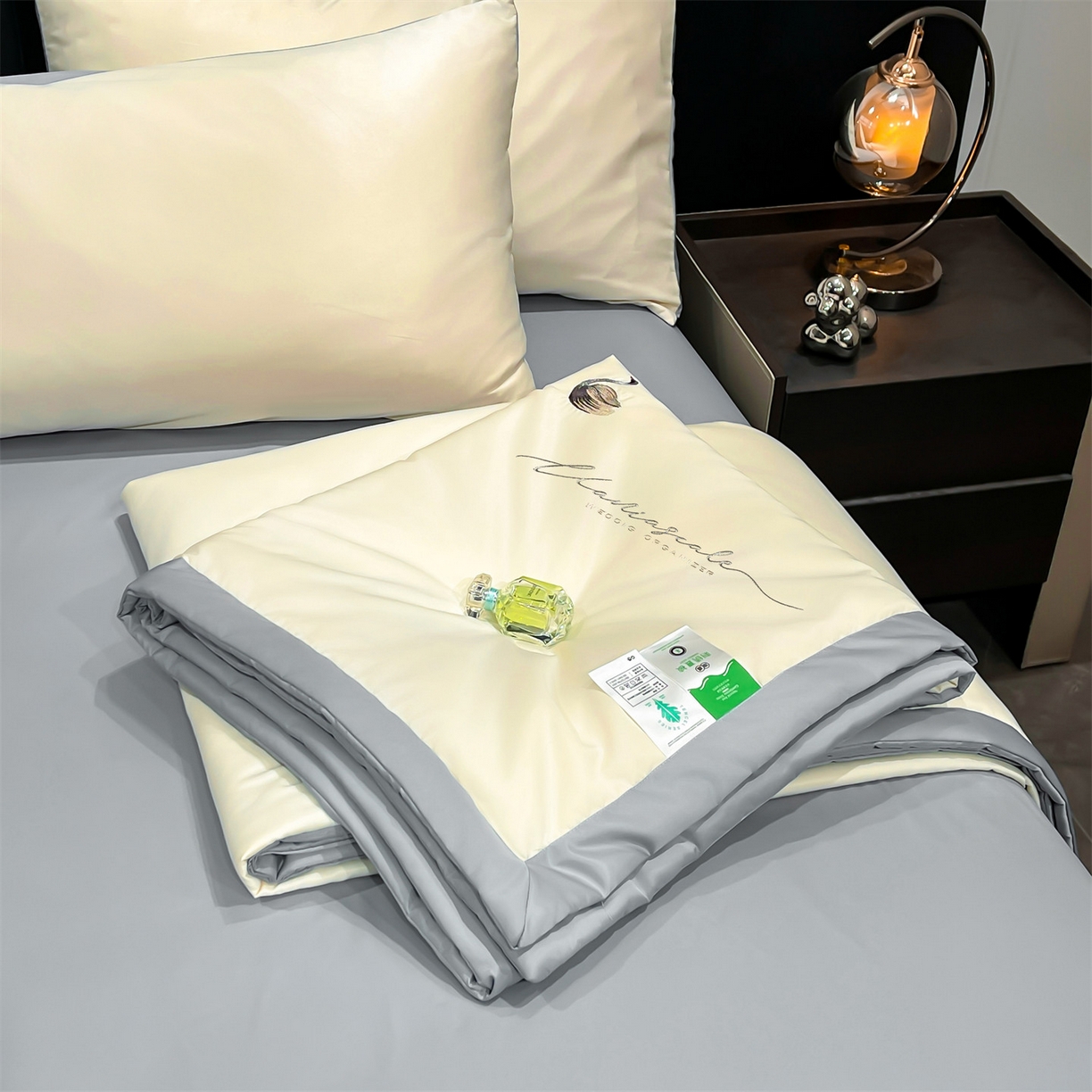 91家纺网 家纺一手货源 找家纺 梵蒂莎 2026新款满绣系列-水洗真丝空调被水洗冰丝夏被四件套夏凉被（需要买家秀，加微信） 天鹅-白灰