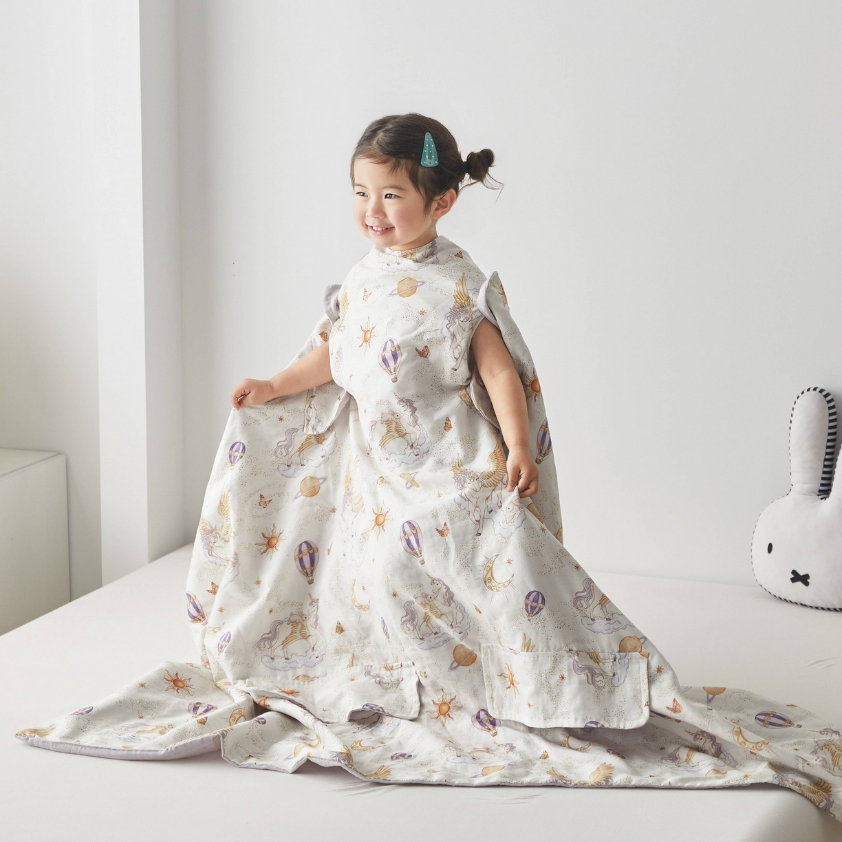 91家纺网 家纺一手货源 找家纺 荷马之梦 2026新款全棉纯棉纱布印花小版盖毯山茶蚕丝儿童拥抱防踢夏被-拥抱森林 天马逐风