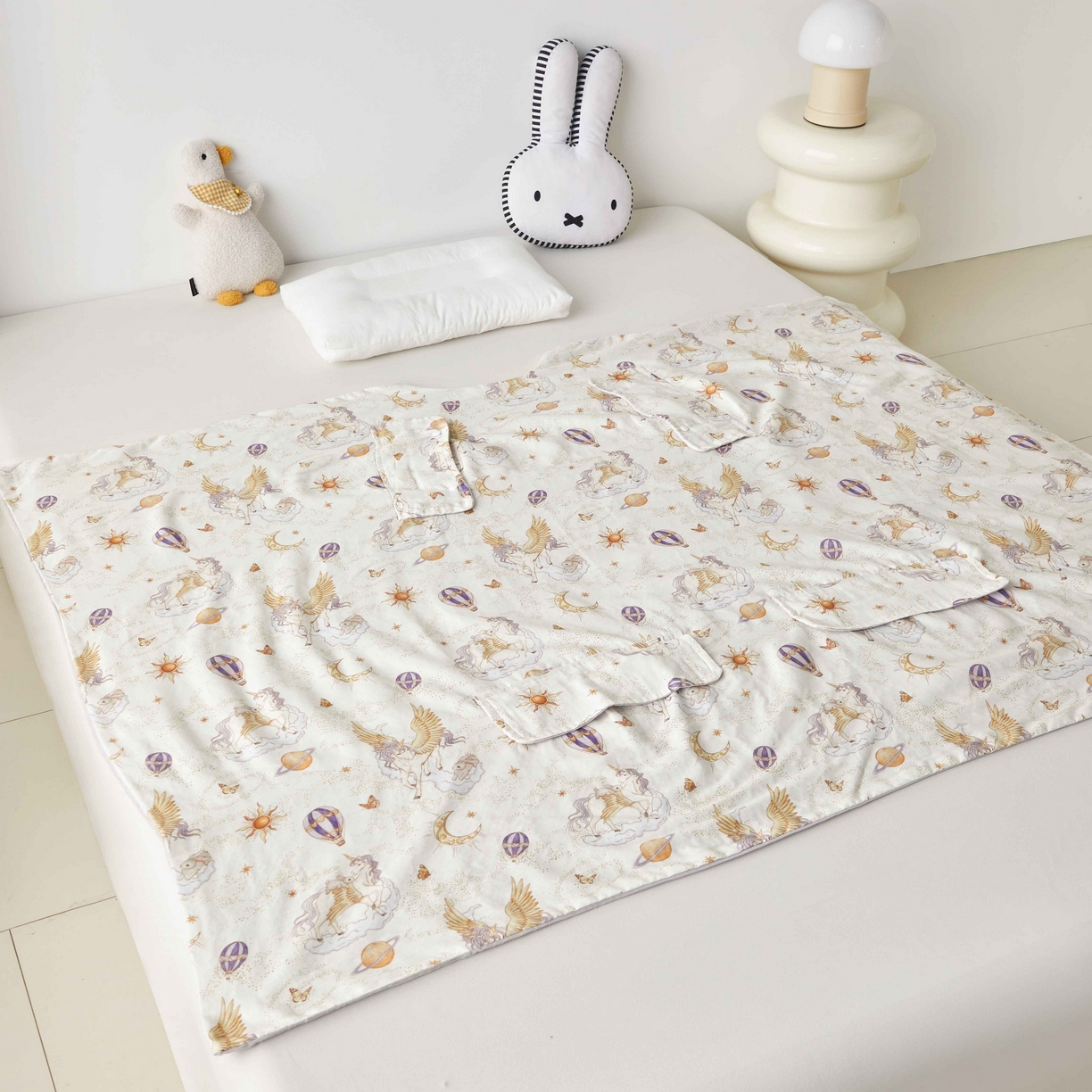 91家纺网 家纺一手货源 找家纺 荷马之梦 2026新款全棉纯棉纱布印花小版盖毯山茶蚕丝儿童拥抱防踢夏被-拥抱森林 天马逐风