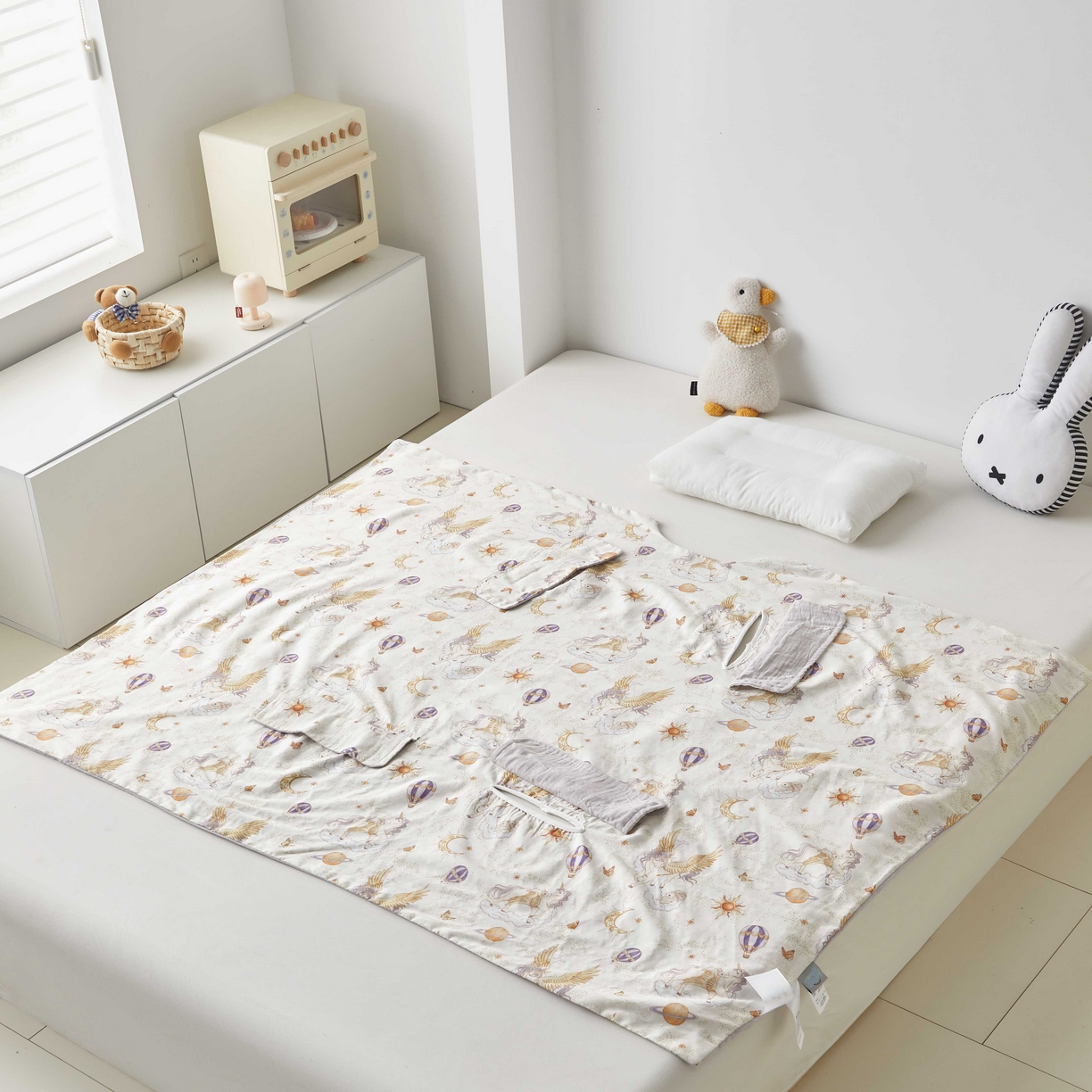 91家纺网 家纺一手货源 找家纺 荷马之梦 2026新款全棉纯棉纱布印花小版盖毯山茶蚕丝儿童拥抱防踢夏被-拥抱森林 天马逐风