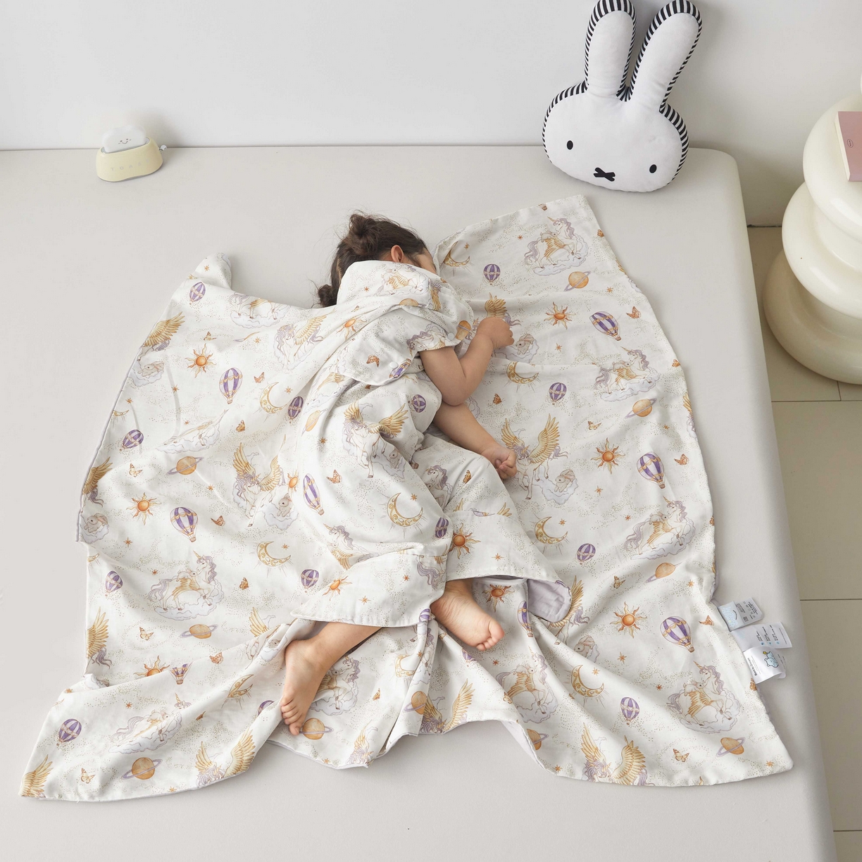 91家纺网 家纺一手货源 找家纺 荷马之梦 2026新款全棉纯棉纱布印花小版盖毯山茶蚕丝儿童拥抱防踢夏被-拥抱森林 天马逐风