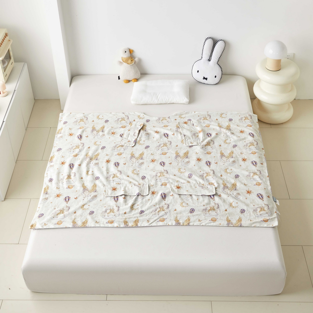 91家纺网 家纺一手货源 找家纺 荷马之梦 2026新款全棉纯棉纱布印花小版盖毯山茶蚕丝儿童拥抱防踢夏被-拥抱森林 天马逐风