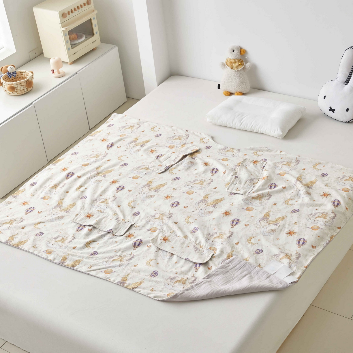 91家纺网 家纺一手货源 找家纺 荷马之梦 2026新款全棉纯棉纱布印花小版盖毯山茶蚕丝儿童拥抱防踢夏被-拥抱森林 天马逐风