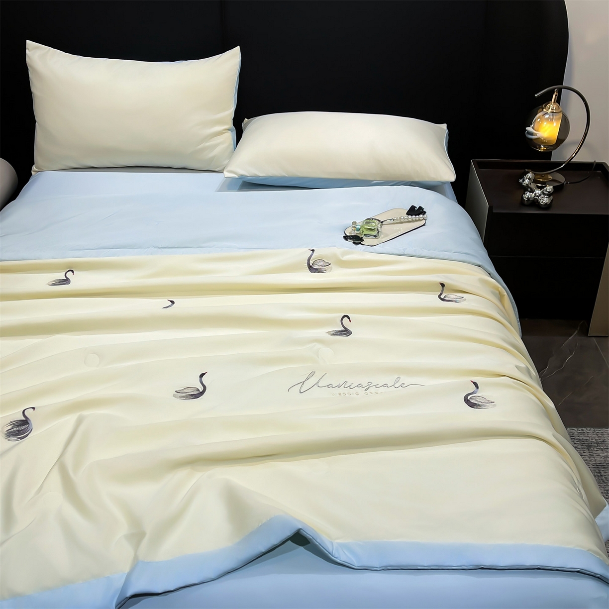 91家纺网 家纺一手货源 找家纺 梵蒂莎 2026新款满绣系列-水洗真丝空调被水洗冰丝夏被四件套夏凉被（需要买家秀，加微信） 天鹅-白蓝