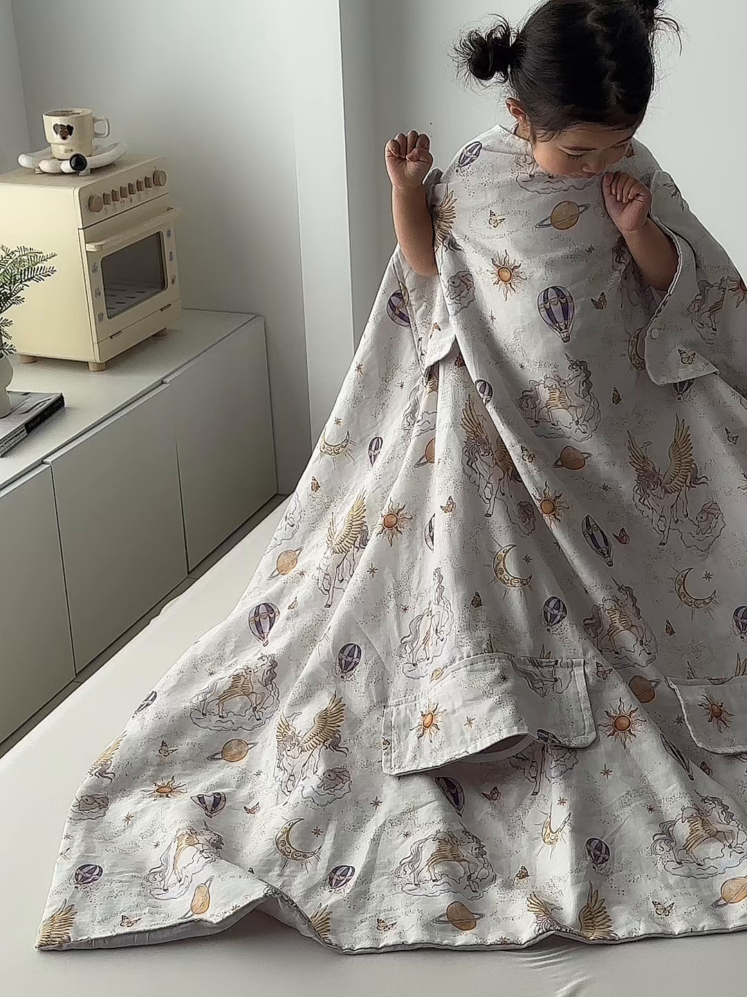 91家纺网 家纺一手货源 找家纺 荷马之梦 2026新款全棉纯棉纱布印花小版盖毯山茶蚕丝儿童拥抱防踢夏被-拥抱森林 天马逐风