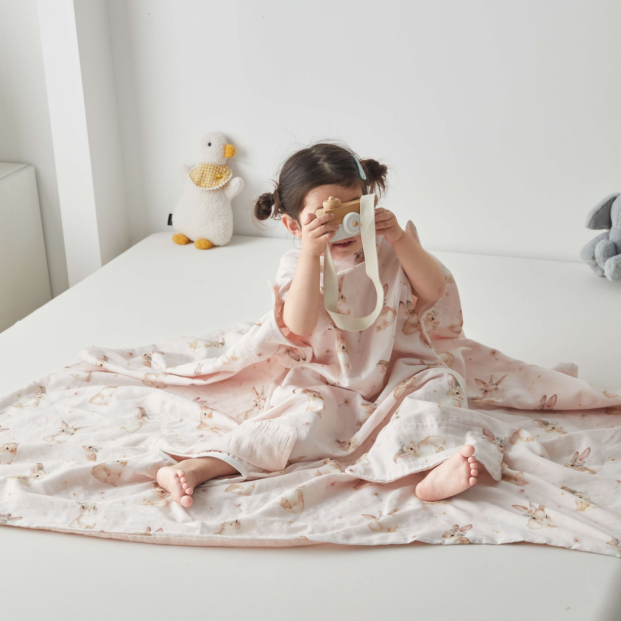 91家纺网 家纺一手货源 找家纺 荷马之梦 2026新款全棉纯棉纱布印花小版盖毯山茶蚕丝儿童拥抱防踢夏被-拥抱森林 天使小兔