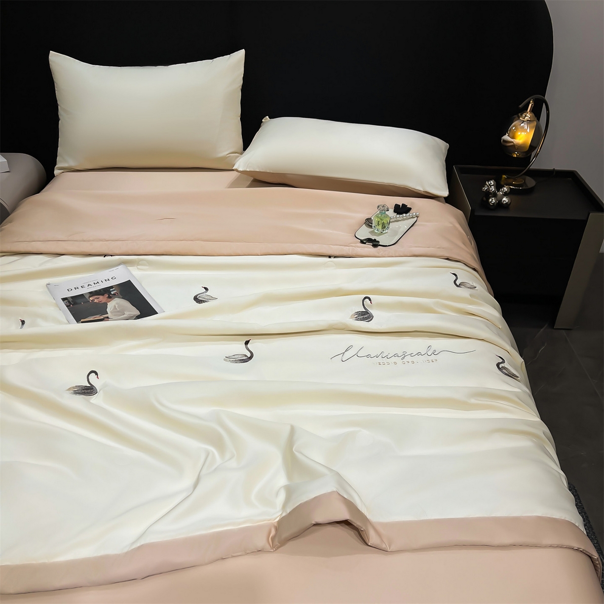 91家纺网 家纺一手货源 找家纺 梵蒂莎 2026新款满绣系列-水洗真丝空调被水洗冰丝夏被四件套夏凉被（需要买家秀，加微信） 天鹅-白香槟