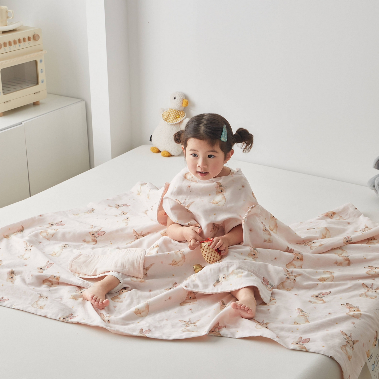 91家纺网 家纺一手货源 找家纺 荷马之梦 2026新款全棉纯棉纱布印花小版盖毯山茶蚕丝儿童拥抱防踢夏被-拥抱森林 天使小兔