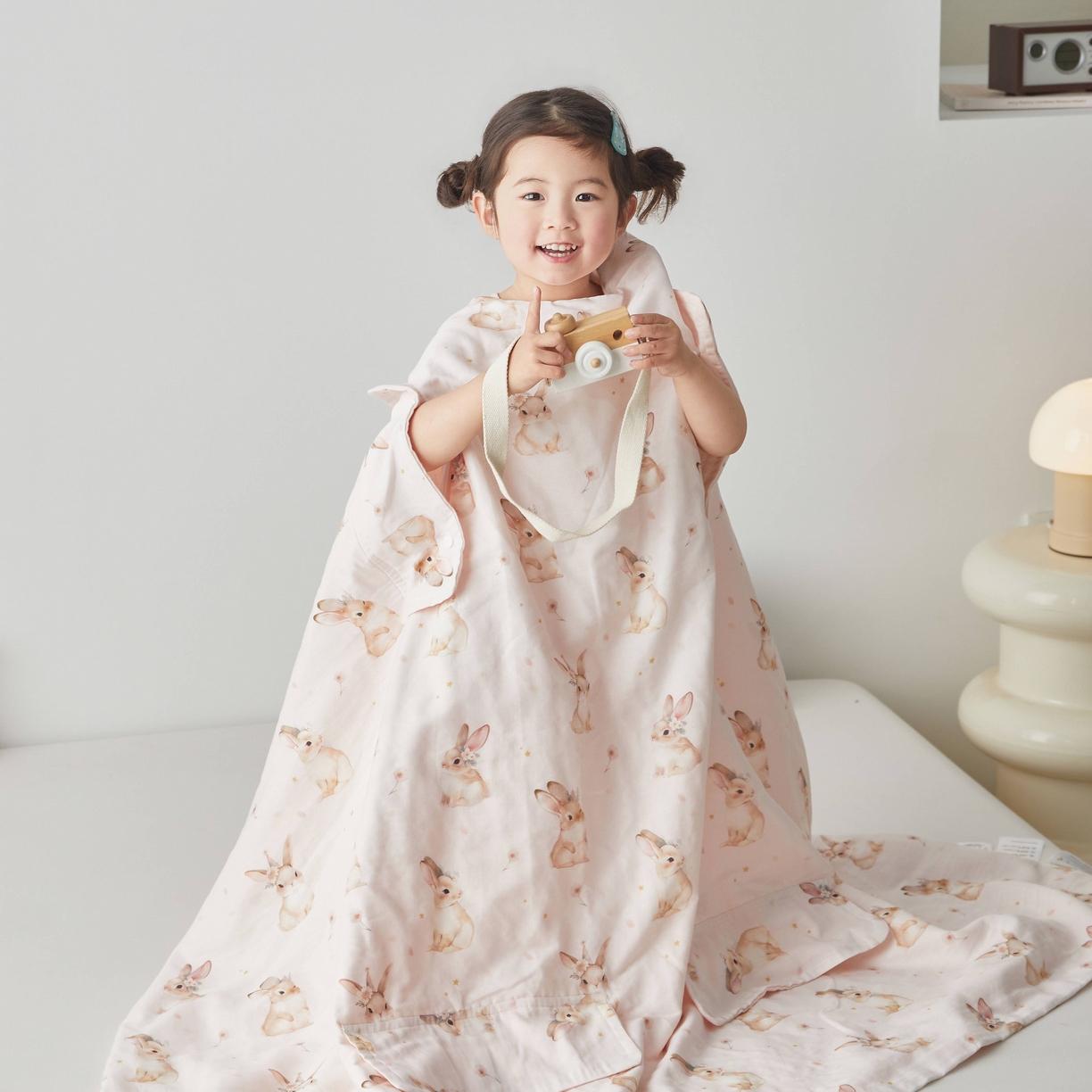 91家纺网 家纺一手货源 找家纺 荷马之梦 2026新款全棉纯棉纱布印花小版盖毯山茶蚕丝儿童拥抱防踢夏被-拥抱森林 天使小兔