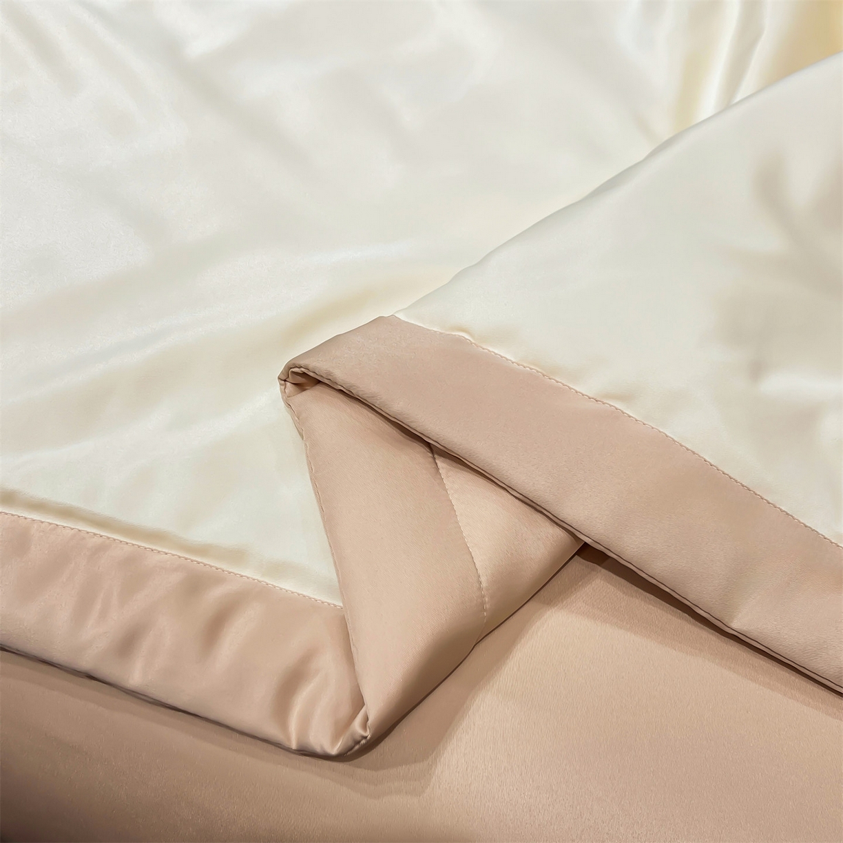 91家纺网 家纺一手货源 找家纺 梵蒂莎 2026新款满绣系列-水洗真丝空调被水洗冰丝夏被四件套夏凉被（需要买家秀，加微信） 天鹅-白香槟