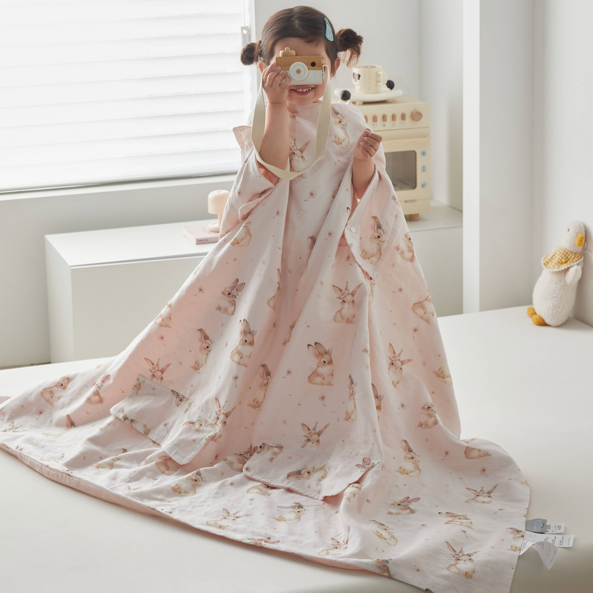91家纺网 家纺一手货源 找家纺 荷马之梦 2026新款全棉纯棉纱布印花小版盖毯山茶蚕丝儿童拥抱防踢夏被-拥抱森林 天使小兔