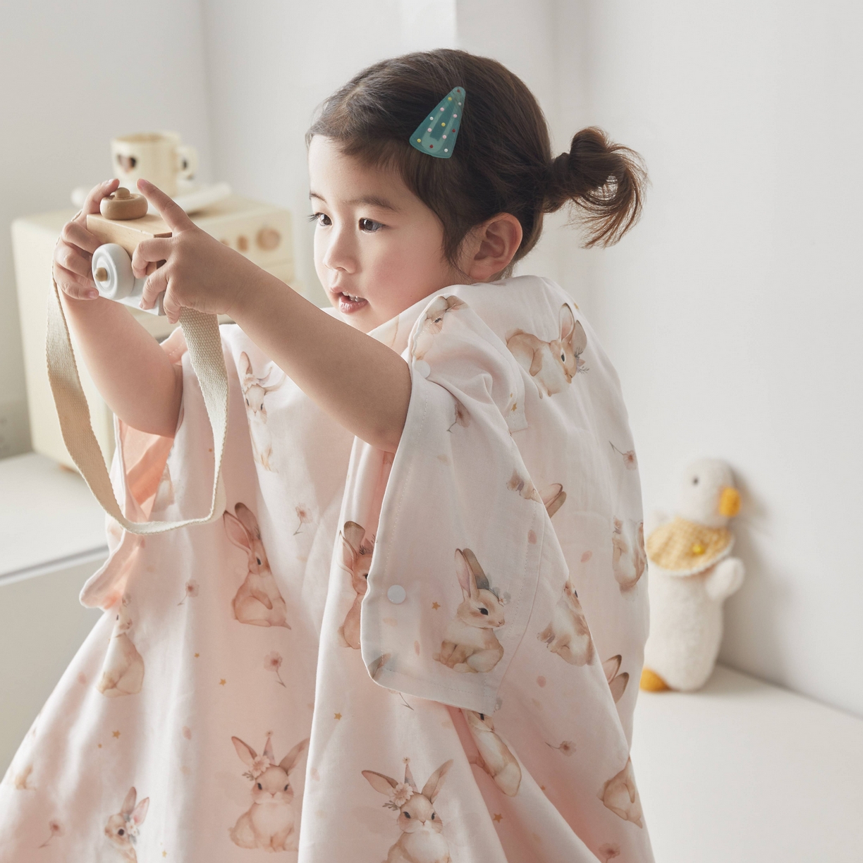 91家纺网 家纺一手货源 找家纺 荷马之梦 2026新款全棉纯棉纱布印花小版盖毯山茶蚕丝儿童拥抱防踢夏被-拥抱森林 天使小兔