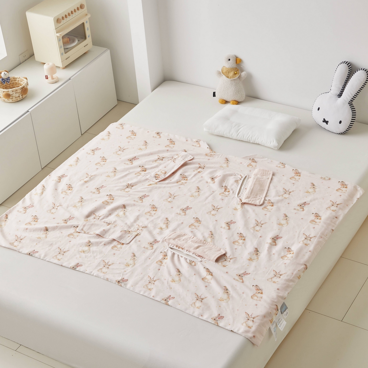 91家纺网 家纺一手货源 找家纺 荷马之梦 2026新款全棉纯棉纱布印花小版盖毯山茶蚕丝儿童拥抱防踢夏被-拥抱森林 天使小兔