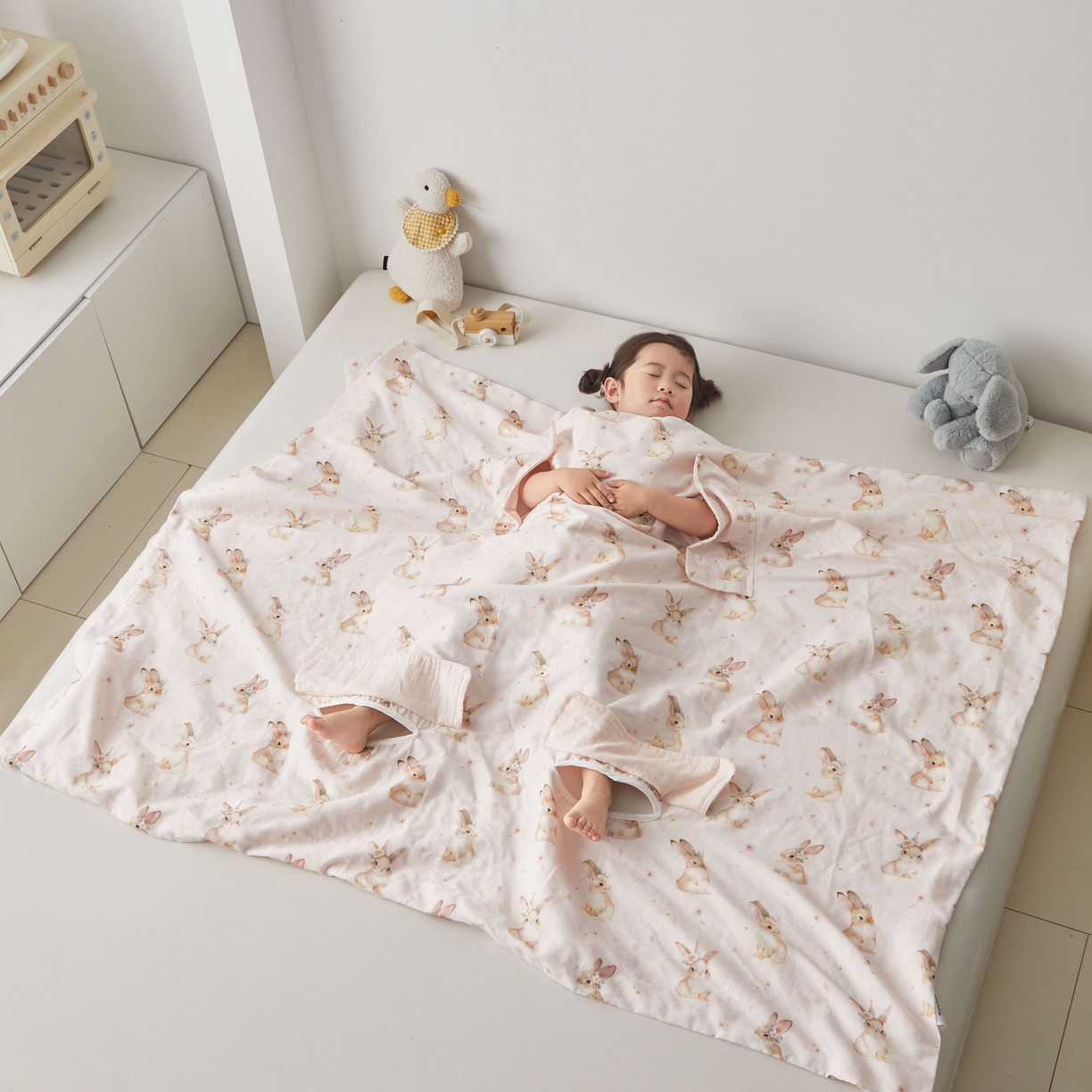 91家纺网 家纺一手货源 找家纺 荷马之梦 2026新款全棉纯棉纱布印花小版盖毯山茶蚕丝儿童拥抱防踢夏被-拥抱森林 天使小兔