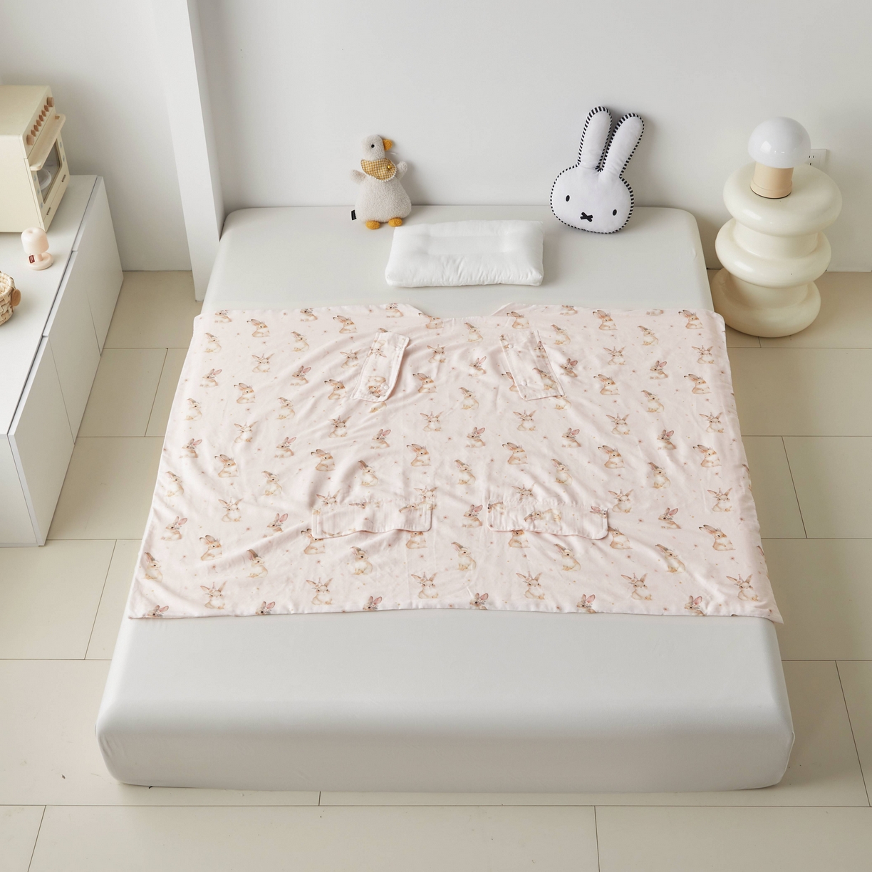 91家纺网 家纺一手货源 找家纺 荷马之梦 2026新款全棉纯棉纱布印花小版盖毯山茶蚕丝儿童拥抱防踢夏被-拥抱森林 天使小兔