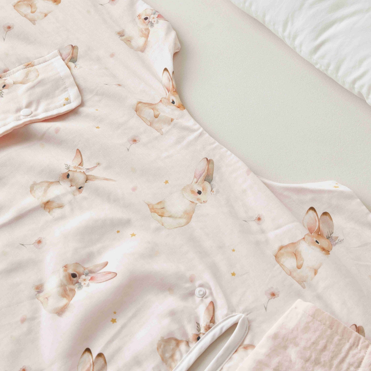 91家纺网 家纺一手货源 找家纺 荷马之梦 2026新款全棉纯棉纱布印花小版盖毯山茶蚕丝儿童拥抱防踢夏被-拥抱森林 天使小兔