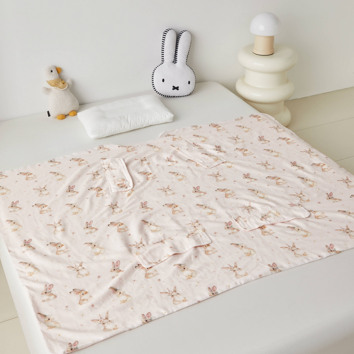 91家纺网 家纺一手货源 找家纺 荷马之梦 2026新款全棉纯棉纱布印花小版盖毯山茶蚕丝儿童拥抱防踢夏被-拥抱森林 天使小兔