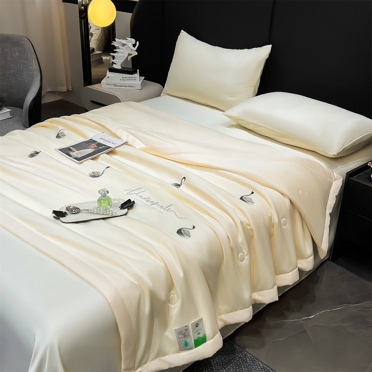 91家纺网 家纺一手货源 找家纺 梵蒂莎 2026新款满绣系列-水洗真丝空调被水洗冰丝夏被四件套夏凉被（需要买家秀，加微信） 天鹅-米白