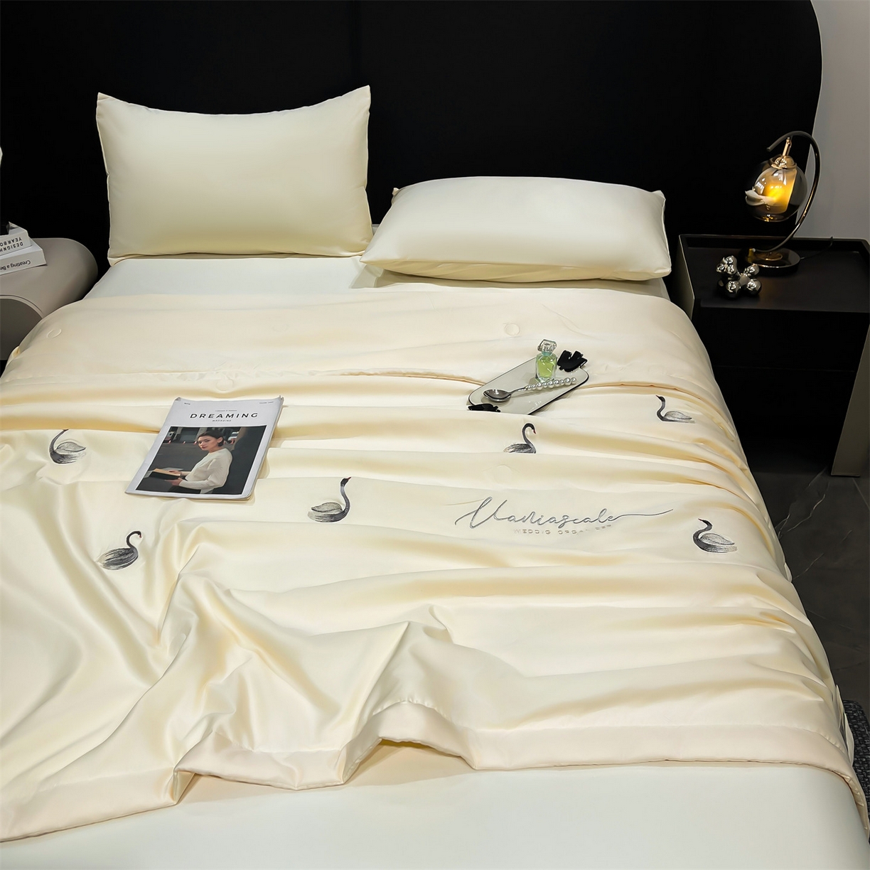 91家纺网 家纺一手货源 找家纺 梵蒂莎 2026新款满绣系列-水洗真丝空调被水洗冰丝夏被四件套夏凉被（需要买家秀，加微信） 天鹅-米白