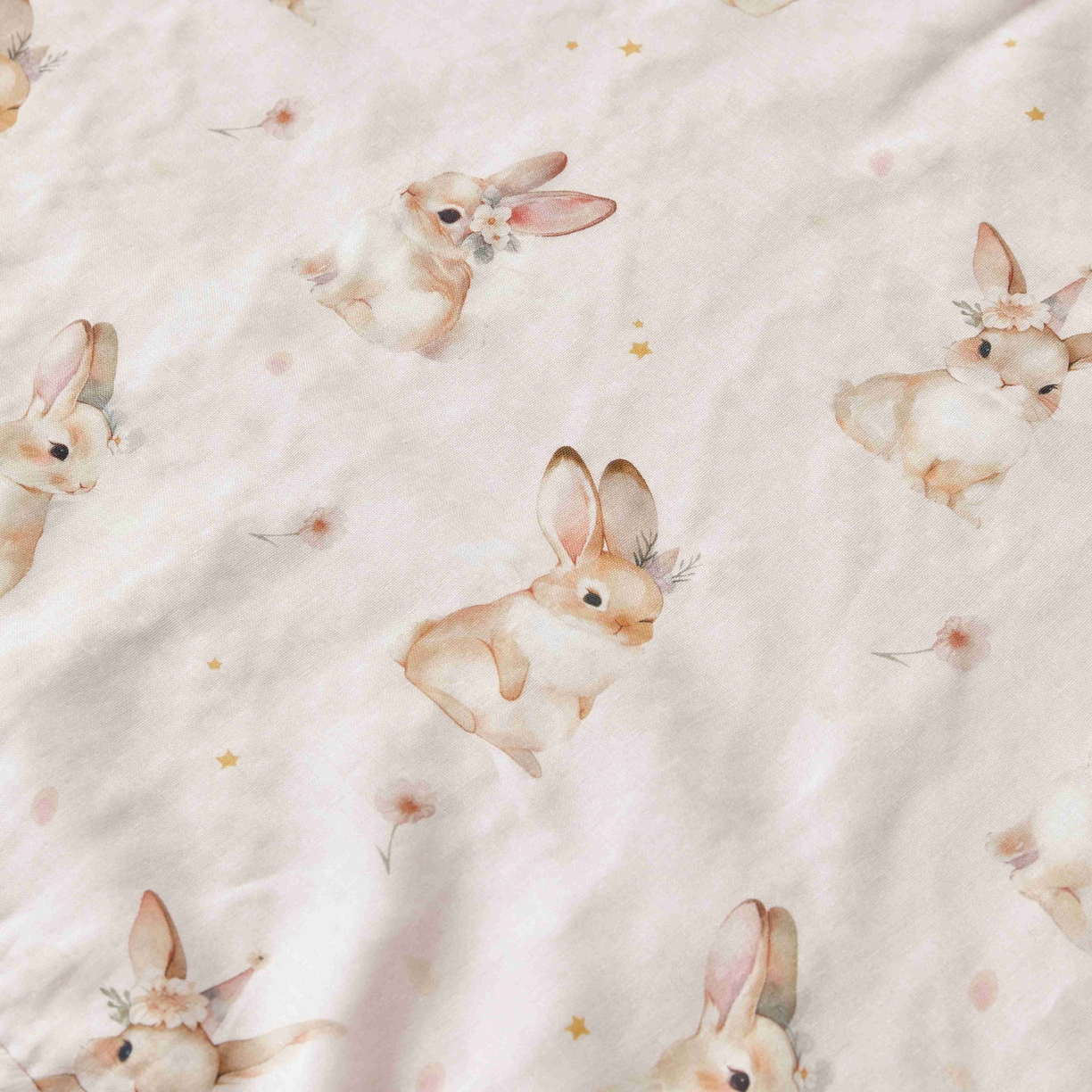 91家纺网 家纺一手货源 找家纺 荷马之梦 2026新款全棉纯棉纱布印花小版盖毯山茶蚕丝儿童拥抱防踢夏被-拥抱森林 天使小兔