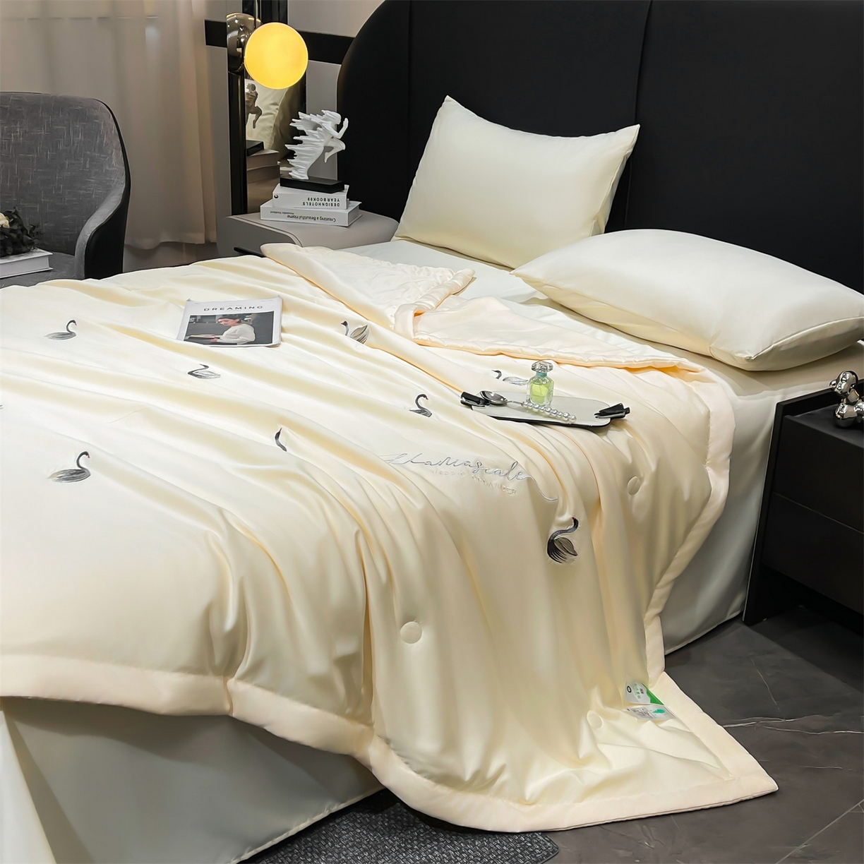 91家纺网 家纺一手货源 找家纺 梵蒂莎 2026新款满绣系列-水洗真丝空调被水洗冰丝夏被四件套夏凉被（需要买家秀，加微信） 天鹅-米白