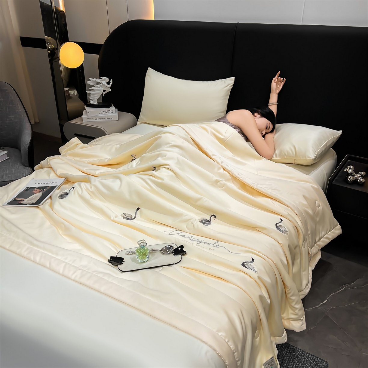 91家纺网 家纺一手货源 找家纺 梵蒂莎 2026新款满绣系列-水洗真丝空调被水洗冰丝夏被四件套夏凉被（需要买家秀，加微信） 天鹅-米白