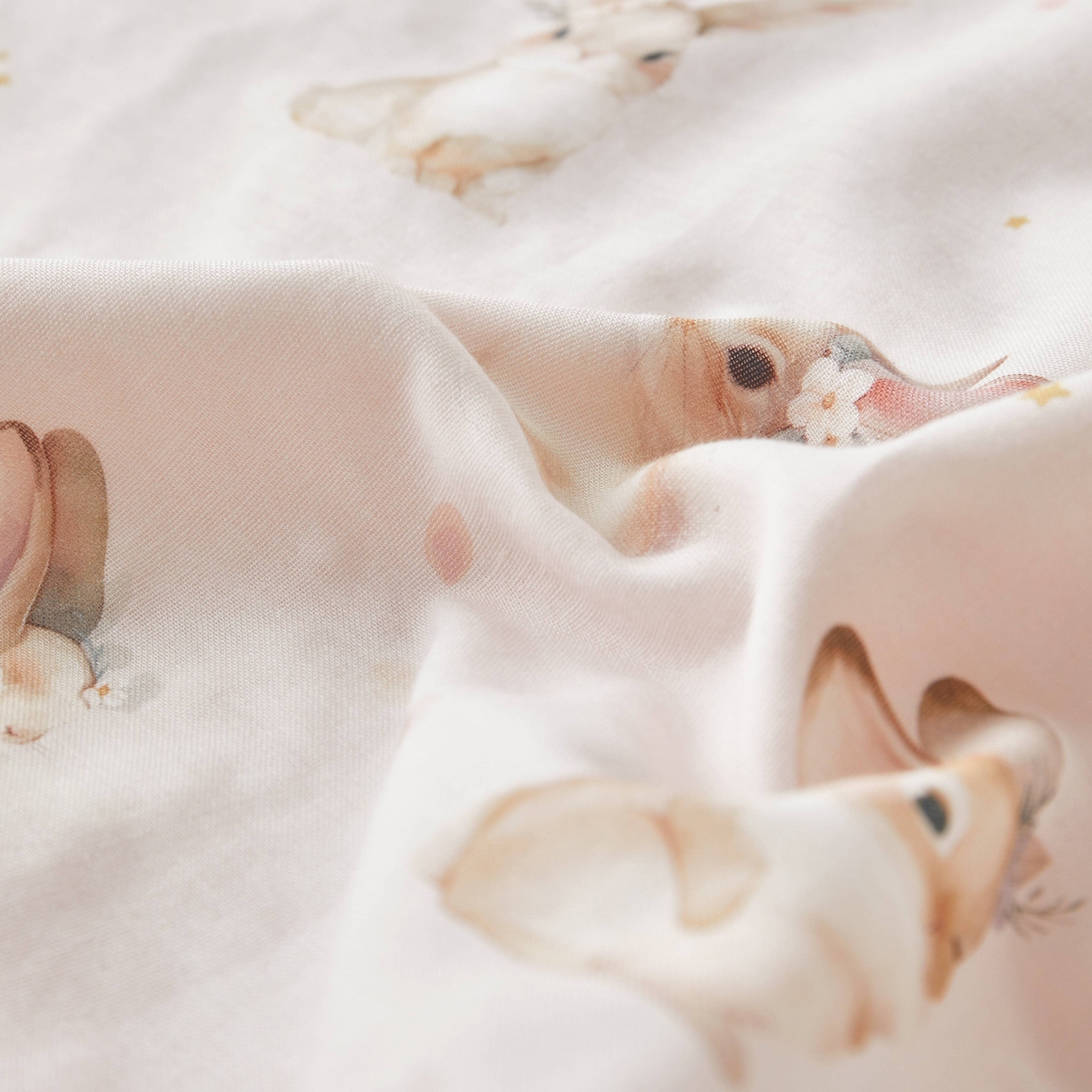 91家纺网 家纺一手货源 找家纺 荷马之梦 2026新款全棉纯棉纱布印花小版盖毯山茶蚕丝儿童拥抱防踢夏被-拥抱森林 天使小兔