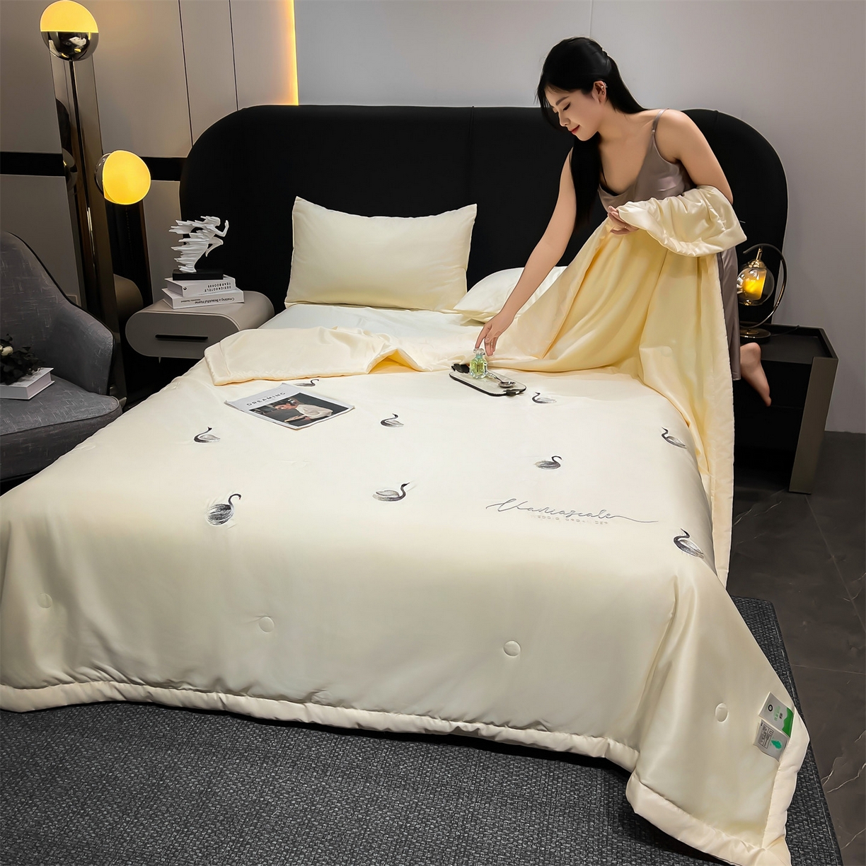 91家纺网 家纺一手货源 找家纺 梵蒂莎 2026新款满绣系列-水洗真丝空调被水洗冰丝夏被四件套夏凉被（需要买家秀，加微信） 天鹅-米白