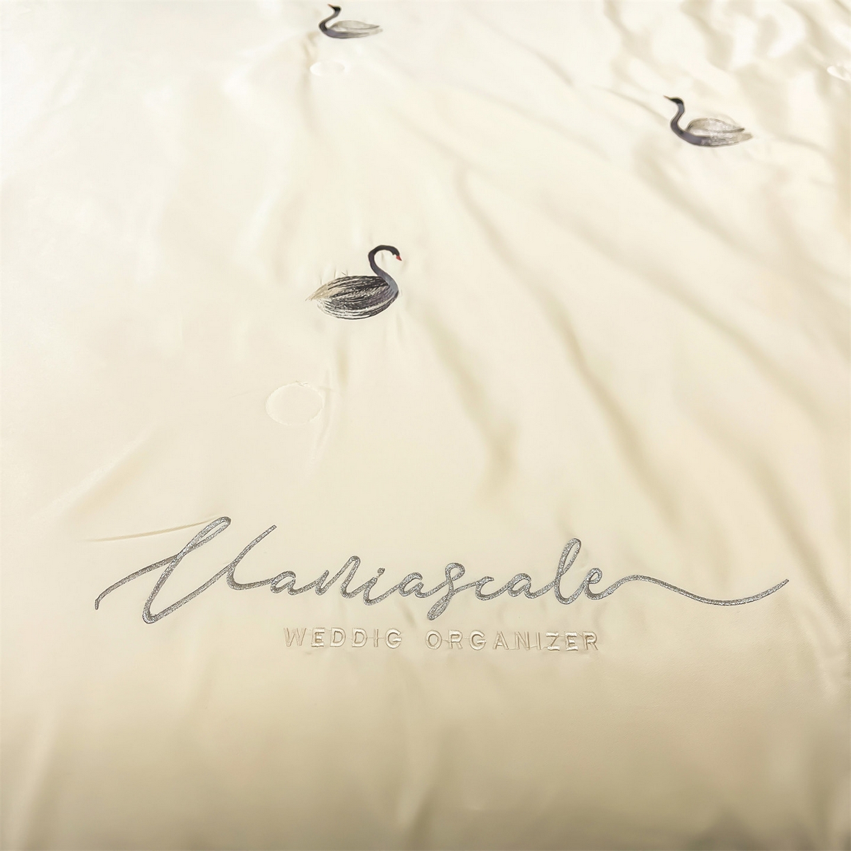 91家纺网 家纺一手货源 找家纺 梵蒂莎 2026新款满绣系列-水洗真丝空调被水洗冰丝夏被四件套夏凉被（需要买家秀，加微信） 天鹅-米白