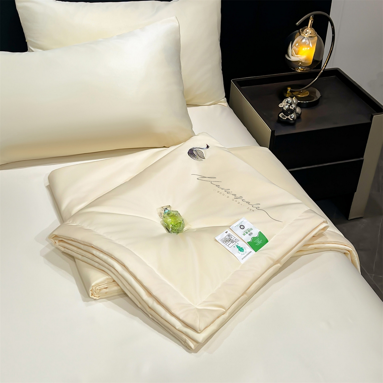 91家纺网 家纺一手货源 找家纺 梵蒂莎 2026新款满绣系列-水洗真丝空调被水洗冰丝夏被四件套夏凉被（需要买家秀，加微信） 天鹅-米白