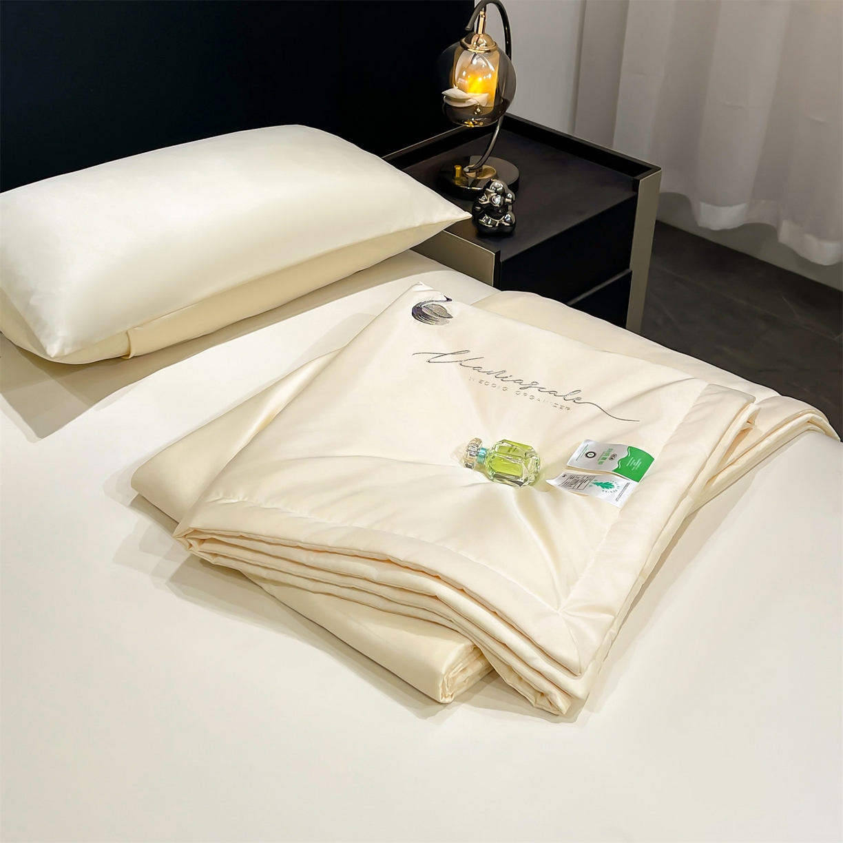 91家纺网 家纺一手货源 找家纺 梵蒂莎 2026新款满绣系列-水洗真丝空调被水洗冰丝夏被四件套夏凉被（需要买家秀，加微信） 天鹅-米白