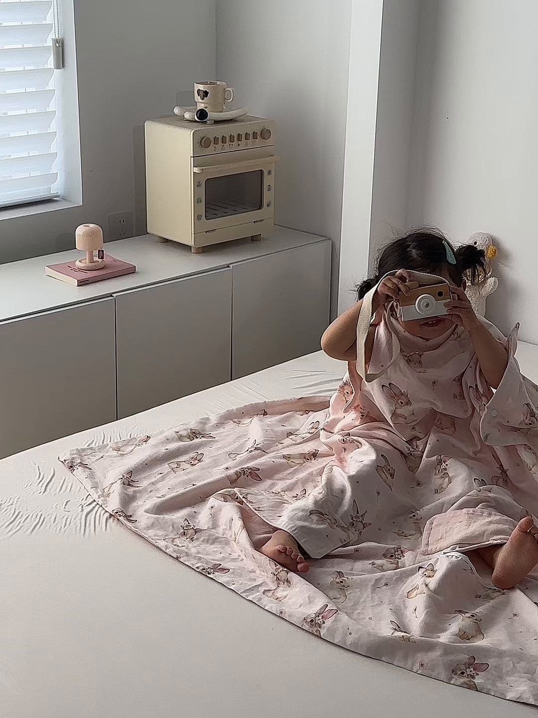 91家纺网 家纺一手货源 找家纺 荷马之梦 2026新款全棉纯棉纱布印花小版盖毯山茶蚕丝儿童拥抱防踢夏被-拥抱森林 天使小兔