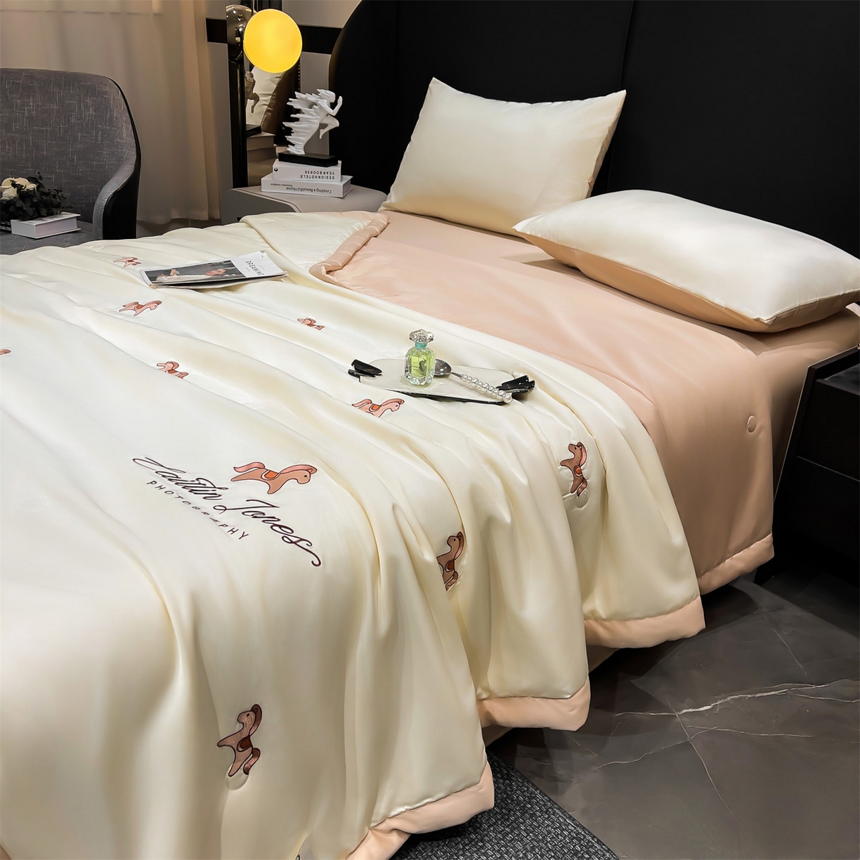 91家纺网 家纺一手货源 找家纺 梵蒂莎 2026新款满绣系列-水洗真丝空调被水洗冰丝夏被四件套夏凉被（需要买家秀，加微信） 小马-白香槟