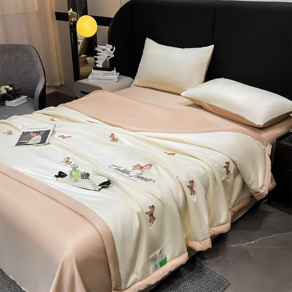 91家纺网 家纺一手货源 找家纺 梵蒂莎 2026新款满绣系列-水洗真丝空调被水洗冰丝夏被四件套夏凉被（需要买家秀，加微信） 小马-白香槟