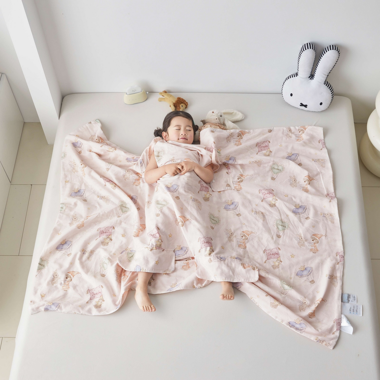 91家纺网 家纺一手货源 找家纺 荷马之梦 2026新款全棉纯棉纱布印花小版盖毯山茶蚕丝儿童拥抱防踢夏被-拥抱森林 甜屿绮梦