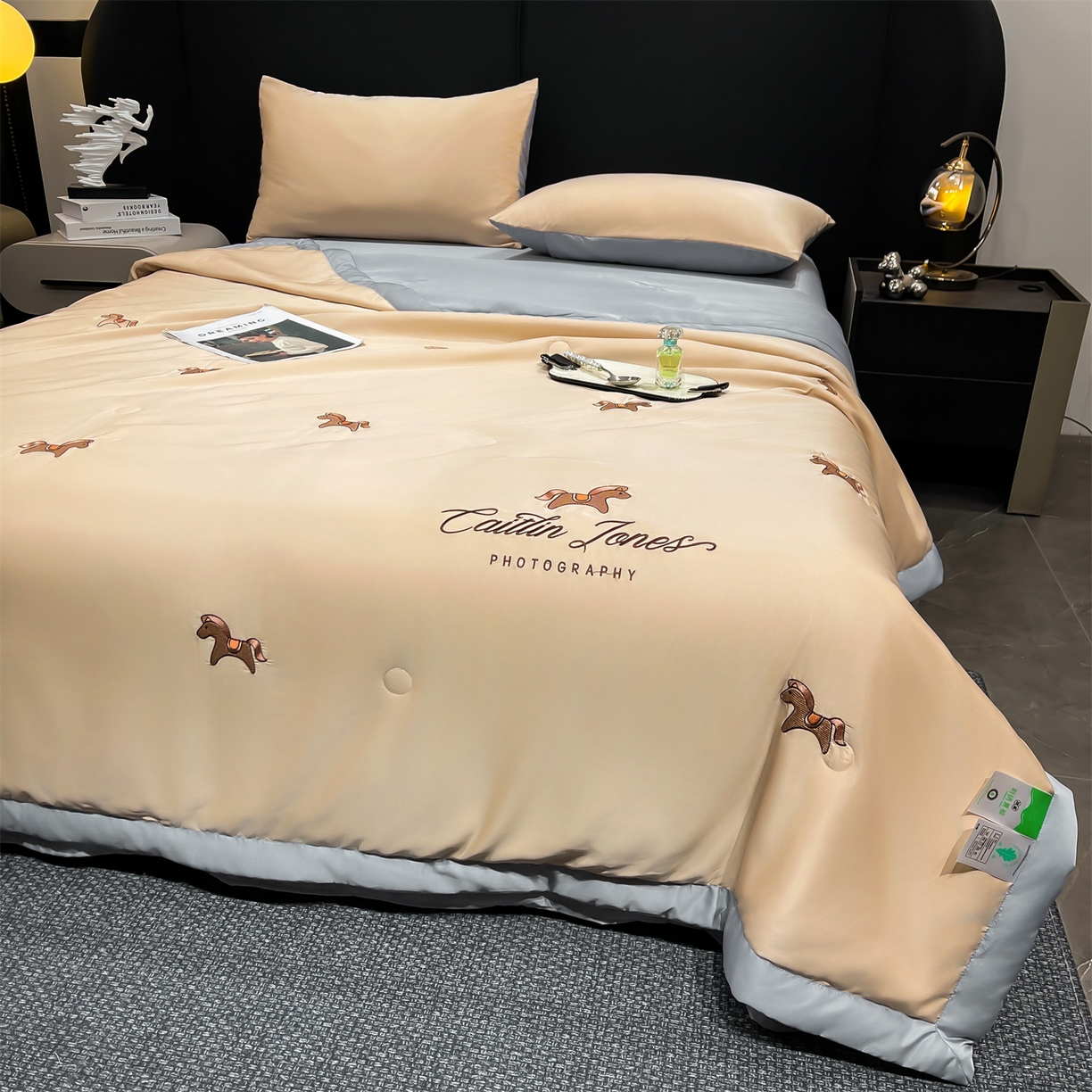 91家纺网 家纺一手货源 找家纺 梵蒂莎 2026新款满绣系列-水洗真丝空调被水洗冰丝夏被四件套夏凉被（需要买家秀，加微信） 小马-香槟灰