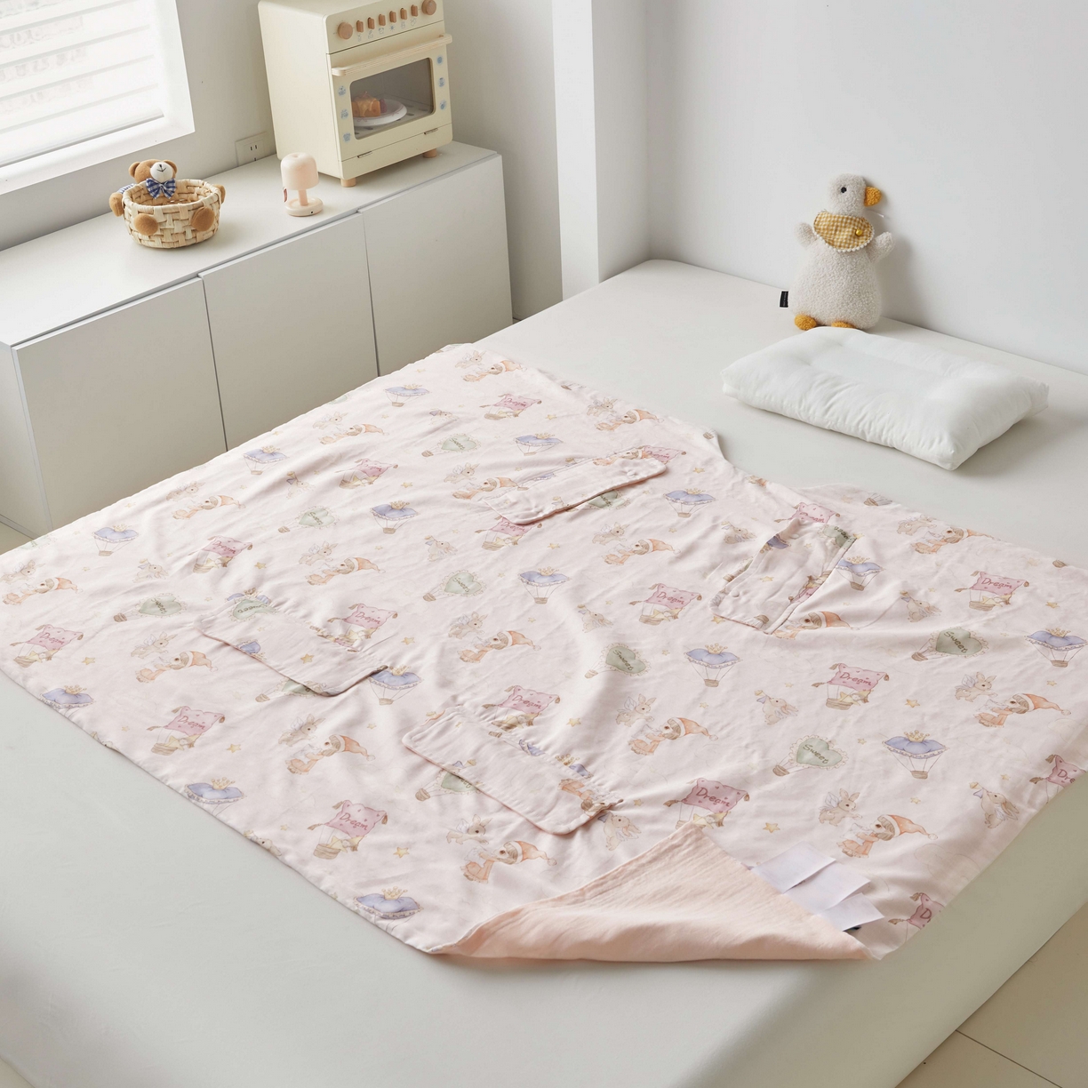 91家纺网 家纺一手货源 找家纺 荷马之梦 2026新款全棉纯棉纱布印花小版盖毯山茶蚕丝儿童拥抱防踢夏被-拥抱森林 甜屿绮梦